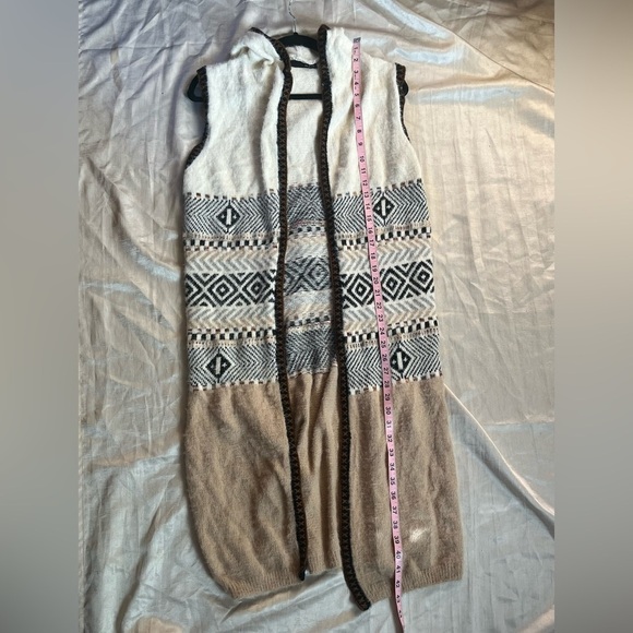 On Blue - Sleeveless Hooded Tribal Pattern Vest - Picture 7 of 8